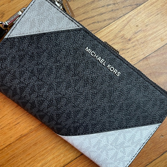 Michael Kors Handbags - NWOT Michael Kors Signature Double-Zip Wristlet